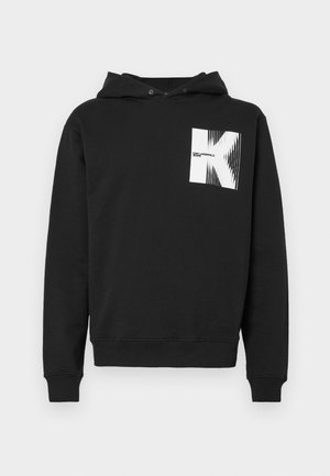 Hoodie preto feito de mistura de algodão, com um bolso frontal, punhos canelados e um gráfico branco na área do peito esquerdo.