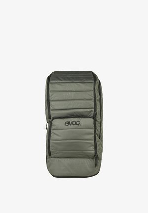 Grüner, gepolsterter, rechteckiger Rucksack mit mehreren Reißverschlussfächern und "evoc"-Logo auf der Vorderseite.