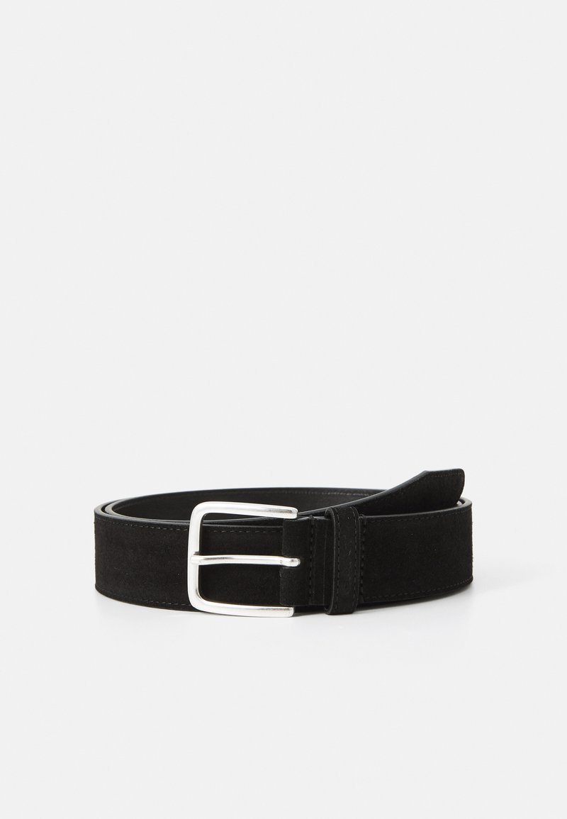 Ceinture en daim noir avec une boucle en métal argenté, présentant une texture lisse et un réglage à cinq trous pour la taille.