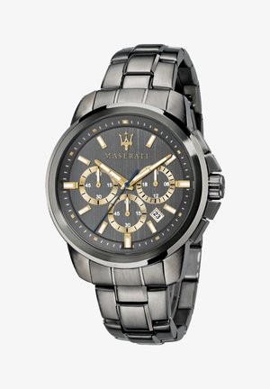 Sort rustfrit stål ur med en struktureret mørkegrå skive, guld accenter, chronograph funktioner og datovisning; kædetræksrem.