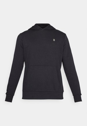 Zwarte hoodie gemaakt van zachte stof, met lange mouwen, een voorzak en een klein logo op de borst.
