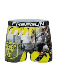 Boxer-briefs pour hommes avec une ceinture noire arborant "FREEGUN". Imprimés en jaune et en niveaux de gris, des images de football et de designs urbains.