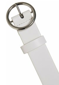 Hvitt skinnbelte med en rund sølvfarget metallspenne. Har en glatt overflate og en liten stroppe-detalj nær spennen.