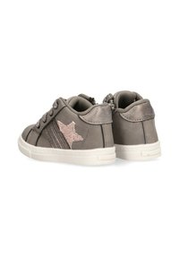 Zapatos de cuero gris con un acabado suave, que presentan un acento de estrella brillante y cordones elásticos. Suela de goma blanca para tracción y comodidad.