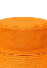 Cappello a secchiello arancione con tessuto liscio e strutturato, caratterizzato da una parte superiore arrotondata e una tesa larga leggermente rigata.
