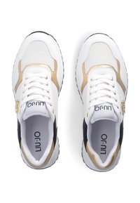 Sneakers bianchi in rete con dettagli dorati e neri. Presentano lacci, un colletto imbottito e suola in gomma. Logo mostrato all'interno.