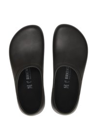 Sorte slip-on klogs laget av gummi; rund tå, glatt tekstur; størrelse og merke trykt innvendig. Designet for komfort og holdbarhet.