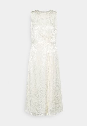 Robe midi blanche sans manches avec un motif jacquard floral subtil, col rond, et détail froncé à la taille.