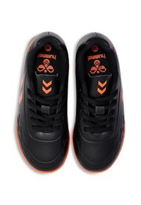 Scarpe da ginnastica nere con tomaia in pelle liscia, dettagli arancioni, suole testurizzate e lacci neri. Presentano un logo vicino al tallone.