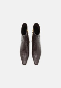 MICHAEL Michael Kors COSMO KITTEN BOOTIE - Klasické členkové čižmy - chocolate