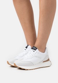 Guess LUCHIA - Sneakers basse - white