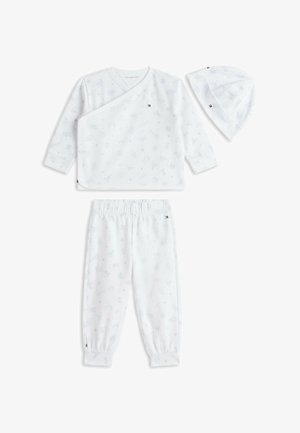 Hvid baby-tøjsæt med langærmet omslagstop, bukser med elastisk talje og matchende hat, alle med subtile lyseblå print og små logoflag.