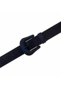 Zwarte leren riem met een verdiept bloemmotief, voorzien van een decoratieve zwarte gesp met blauwe accenten. Verstelbaar met meerdere gaatjes.