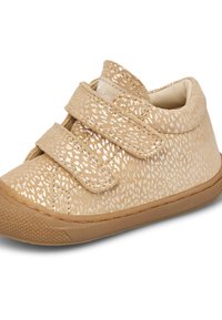 Béžové dětské boty se suchým zipem, texturovaný svršek s jemným skvrnitým vzorem a flexibilní gumová podrážka.