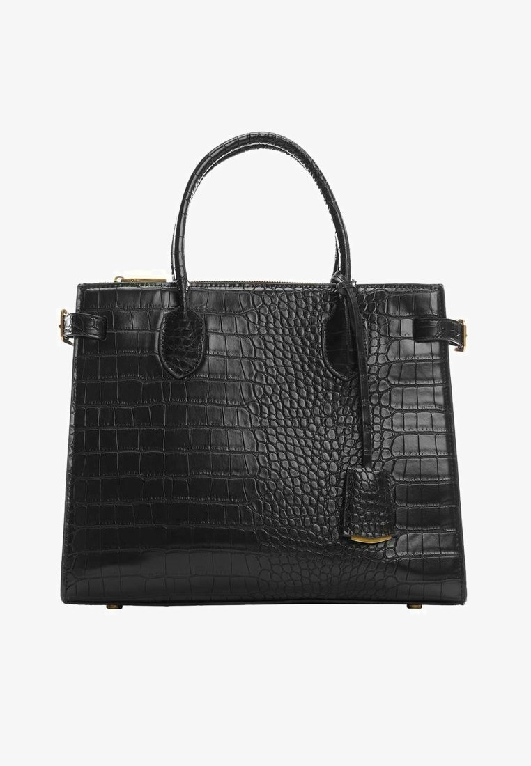Sac à main en cuir noir à texture crocodile, avec deux poignées, des détails à boucle dorée, et une petite étiquette en cuir suspendue.