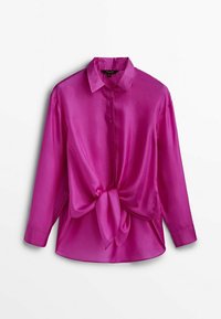 Fuchsia satijnen blouse met knoopsluiting, lange mouwen en een voorzijde met strikdetail, met een gladde textuur en een gestructureerde kraag.