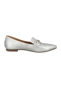Scarpa piatta in pelle argento con punta affusolata e fibbia decorativa. Texture liscia, tacco minimale e design slip-on.