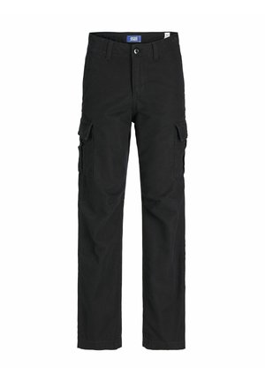 Person iført sort Jack & Jones sweatshir t, mørke cargobukser og brune sneakers med hvide striber står på en ensartet lys baggrund.