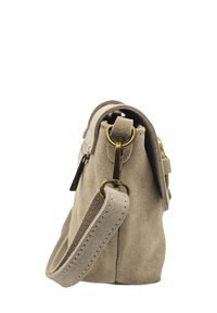 Sac à main en daim beige avec fermeture éclair, bandoulière réglable et quincaillerie en laiton. Présente une forme structurée et des détails surpiqués.