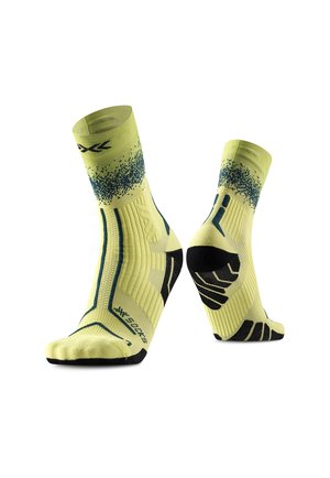 Geel-zwarte sportieve sokken met gevoerde zolen, geribbelde structuur en een blauw verloop patroon rond de boord.