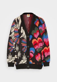 Strickcardigan mit schwarzem Hintergrund, verziert mit bunten Herz- und Schmetterlingsmustern, V-Ausschnitt und schwarzen Knöpfen an der Vorderseite.