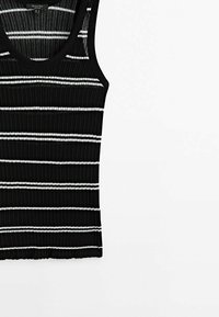 Sort ribbet tanktop med vandrette hvide striber, der har en scoop halsudskæring og uden ærmer. Glat tekstur, tætsiddende stil.
