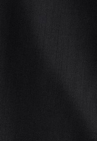 Tessuto nero con trama finemente intrecciata. La superficie appare liscia con una leggera lucentezza ed è uniforme nel colore.