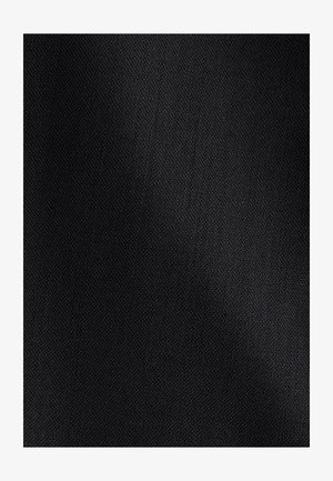 Zwart textiel met een fijn geweven patroon. Het oppervlak lijkt glad met een lichte glans en is egaal van kleur.