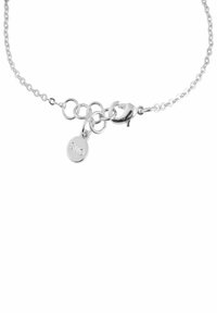 Silverveckad armbandskedja med ett lås, cirkulära länkar och en liten skivcharms med graverad text. Slät yta och polerad finish.