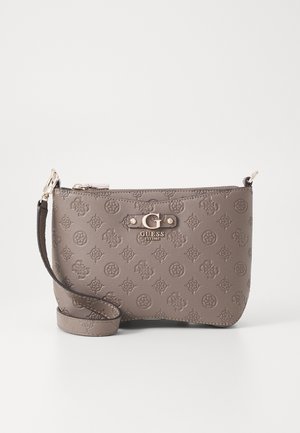 Taupe Guess håndledstaske med præget mønster og guld logo plade med håndledsrem mod hvid baggrund.