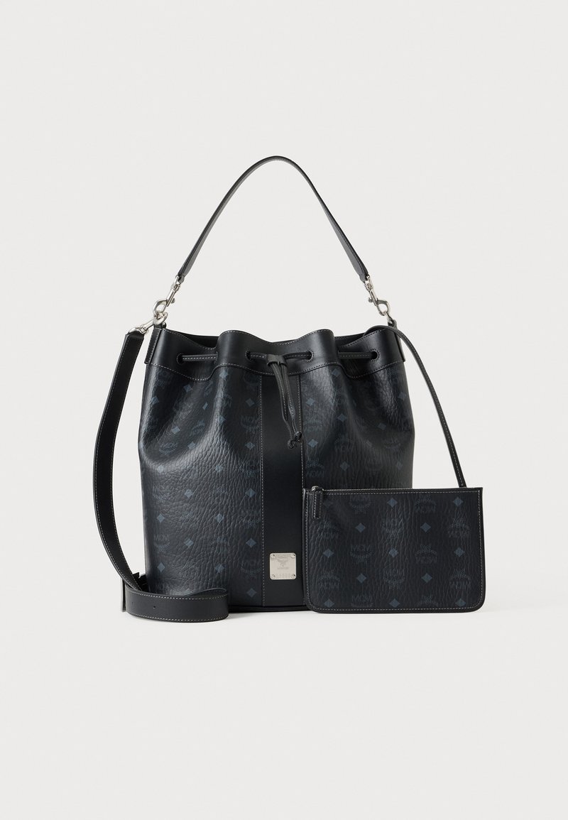 Sac seau en cuir noir avec bandoulière ajustable et petite pochette zippée assortie, tous deux ornés de logos discrets et à motifs.