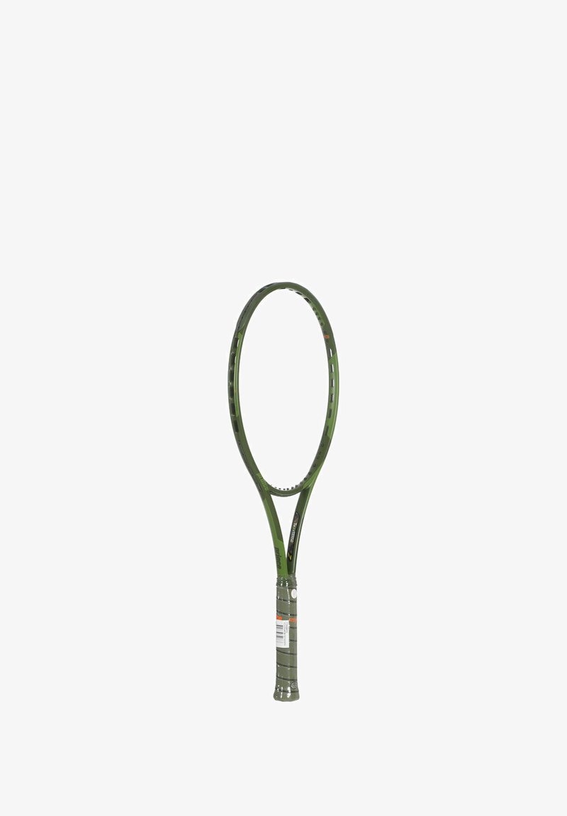 Raqueta de tenis verde con cabeza ovalada, agarre texturizado y patrones distintivos en el marco. Presenta un diseño robusto para un alto rendimiento.