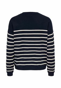 Maglione blu navy con maniche lunghe, caratterizzato da ampie strisce orizzontali bianche. Realizzato in tessuto morbido, con scollatura rotonda e orlo a coste.