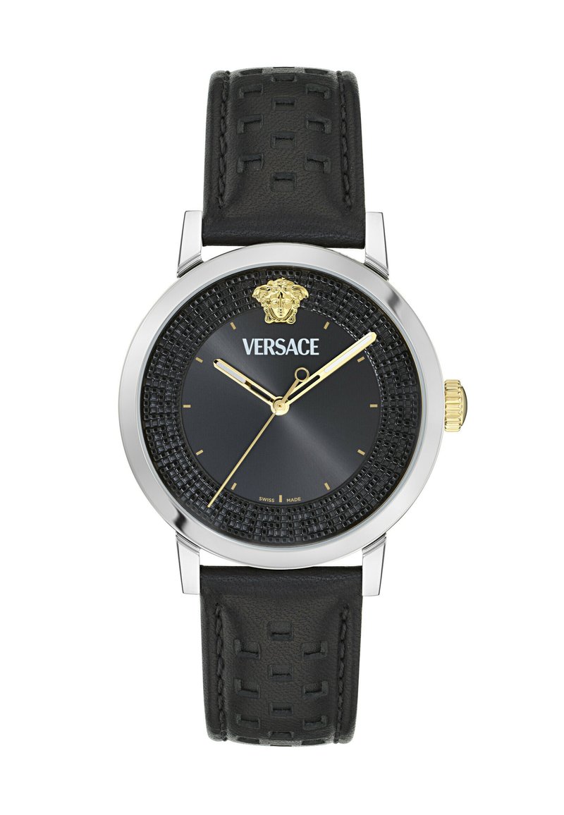 Versace armbandsur med svart texturerad urtavla, guld Medusa-logotyp vid 12 o'clock, guld visare och svart perforerat läderarmband.