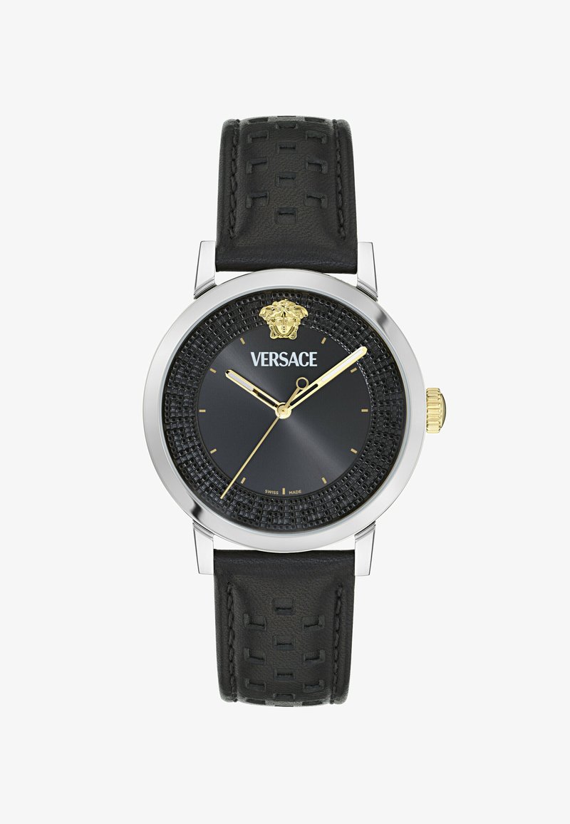Versace armbandsur med svart texturerad urtavla, guld Medusa-logotyp vid 12 o'clock, guld visare och svart perforerat läderarmband.