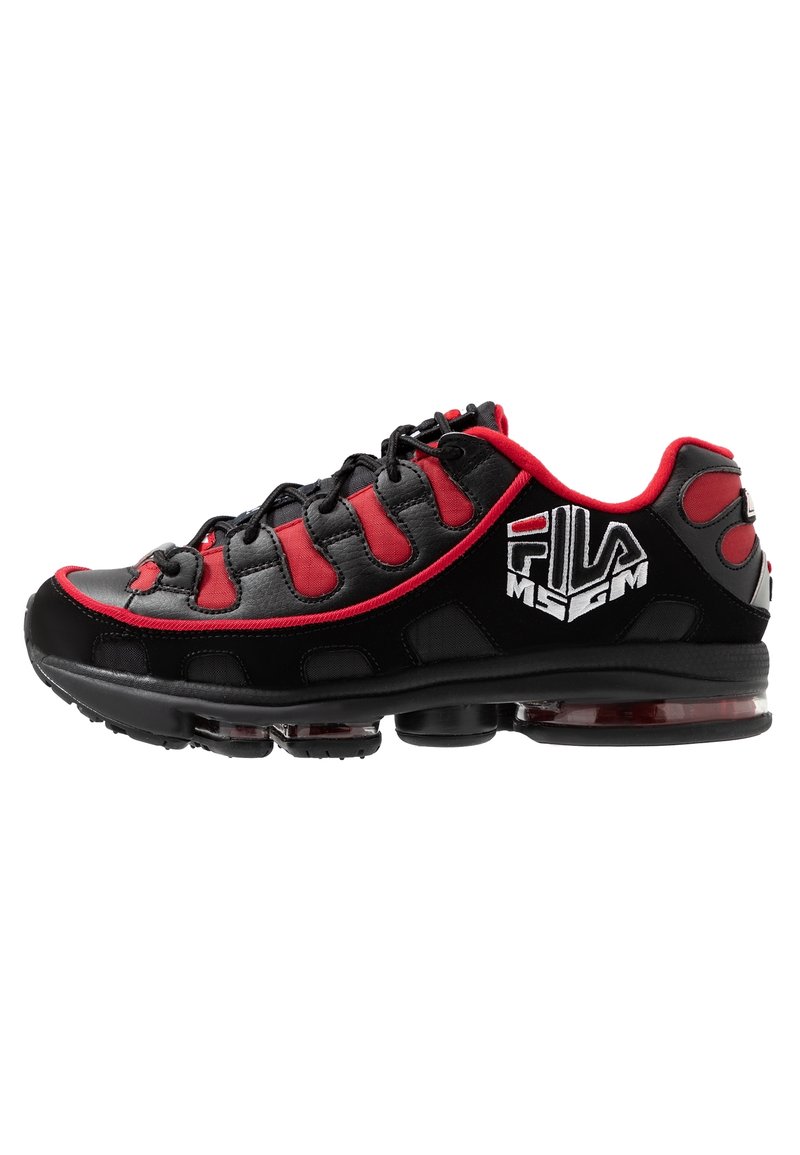 Chaussure de sport noire et rouge avec un dessus texturé, un design courbé, un logo bien visible et une technologie de coussin d'air visible dans la semelle.