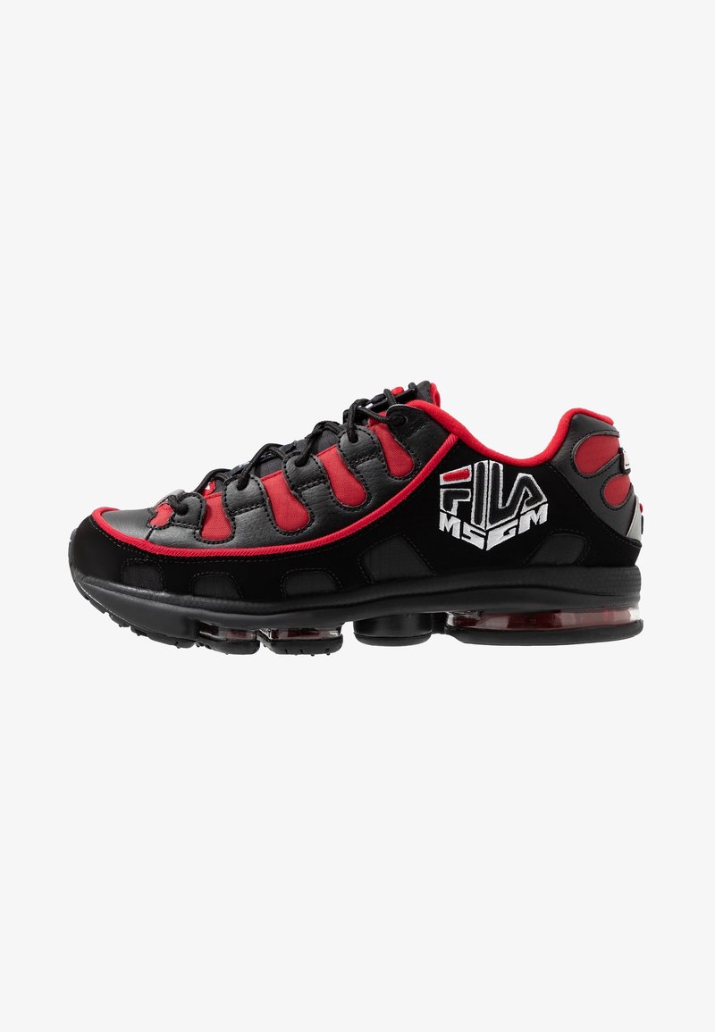Chaussure de sport noire et rouge avec un dessus texturé, un design courbé, un logo bien visible et une technologie de coussin d'air visible dans la semelle.