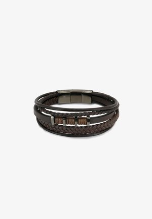 Brun læderarmbånd med flettet design, metal detaljer og en poleret lukning; tre dekorative vævede segmenter er synlige.