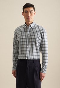 Camicia da uomo con bottoni in un motivo a quadri verde e blu navy. Presenta un colletto, maniche lunghe e un orlo dritto. Il tessuto sembra leggero.