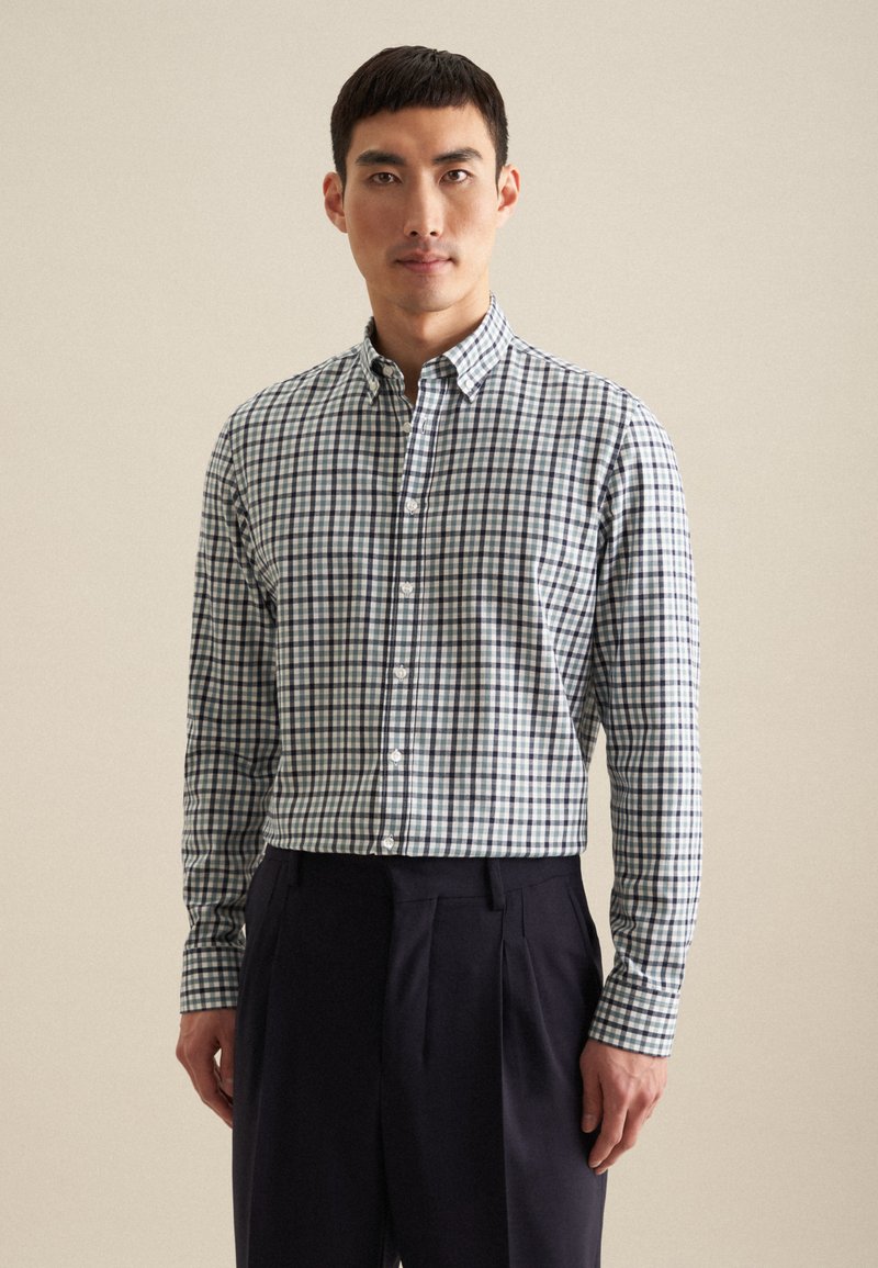 Camicia da uomo con bottoni in un motivo a quadri verde e blu navy. Presenta un colletto, maniche lunghe e un orlo dritto. Il tessuto sembra leggero.