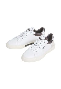 Sneaker in pelle bianca con dettagli grigio scuro, punta rotonda, suola in gomma piatta e chiusura con lacci. Presenta il logo sulla linguetta e sul lato.