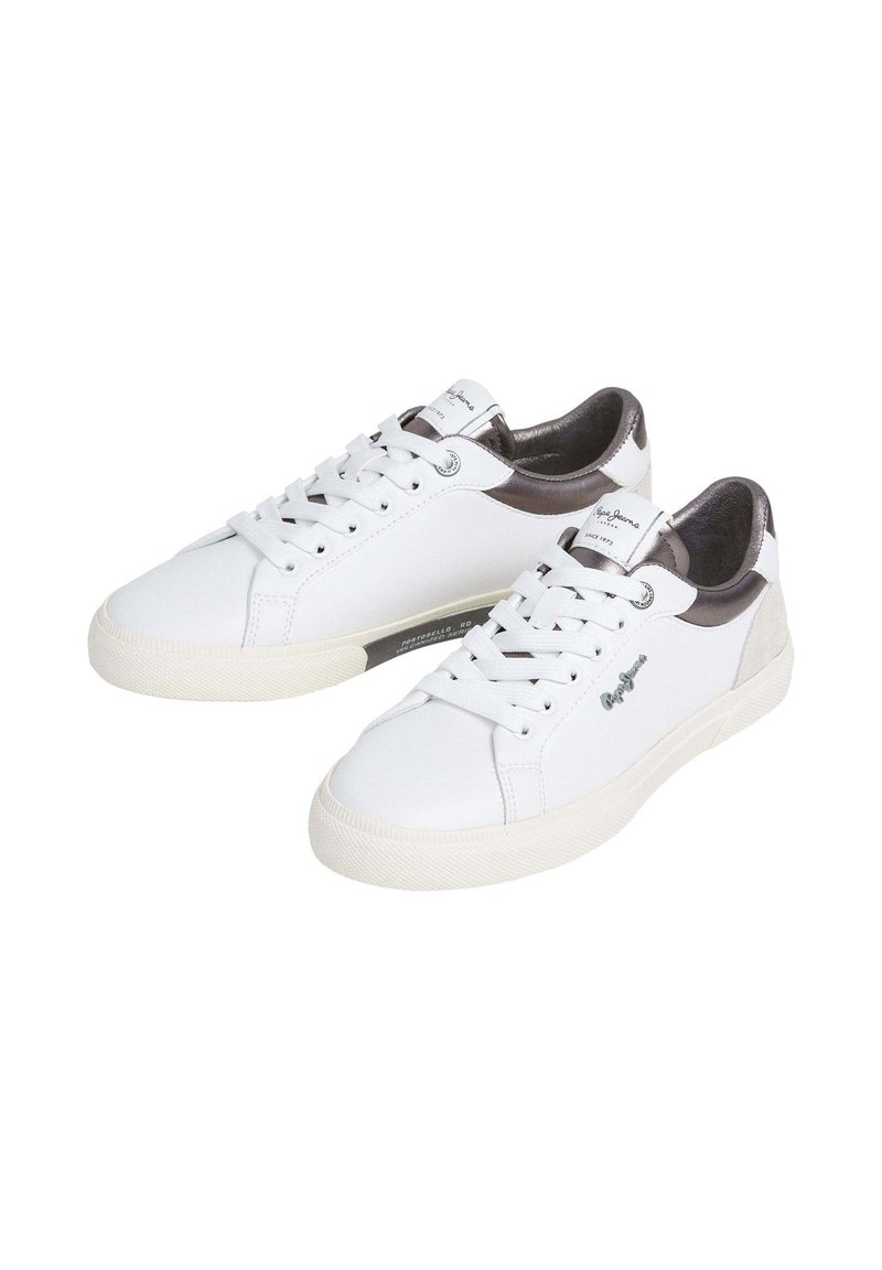 Baskets en cuir blanc avec des accents gris foncé, à bout arrondi, semelle en caoutchouc plate et design à lacets. Présente un logo sur la languette et sur le côté.