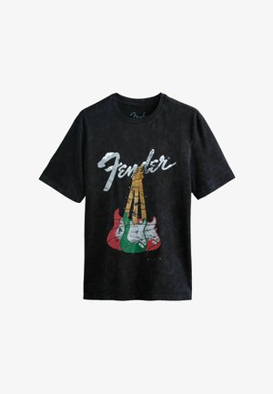 Musta puuvillainen T-paita, jossa on Fender-logo ja grafiikka kolmesta kitarasta punaisena, vihreänä ja kermaisena, teksturoidulla viimeistelyllä.