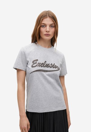 Camiseta de algodón gris con mangas cortas, que presenta "Exclusivo" en strass en el pecho, cuello redondo y dobladillo recto.