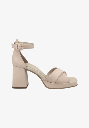 Beige blokhak sandaal met een gestructureerde suede afwerking, open teen en een ronde enkelband met een metalen gesp.