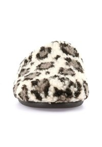 Pantofola con stampa leopardata, superficie morbida e pelosa in lana bianca e marrone, forma arrotondata e suola in gomma nera. Nessun hardware o decorazioni visibili.