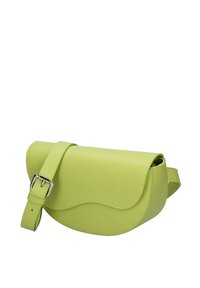 Borsa a spalla in pelle verde con un design a pattina curva. Presenta una superficie testurizzata e una tracolla regolabile con un dettaglio in metallo.