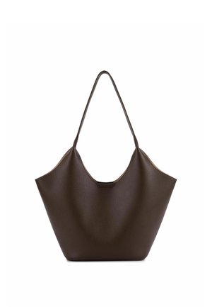 Borsa tote in pelle marrone scuro con base larga, lati delicatamente curvati e una singola tracolla lunga.