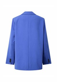 Blå blazer med en strukturert form, laget av glatt stoff. Har en spiss krage, lange ermer og tre svarte knapper på hver mansjett.