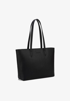 Zwarte tote bag gemaakt van gestructureerd synthetisch materiaal, met twee lange handvatten en een gestructureerde rechthoekige vorm met subtiele branding.